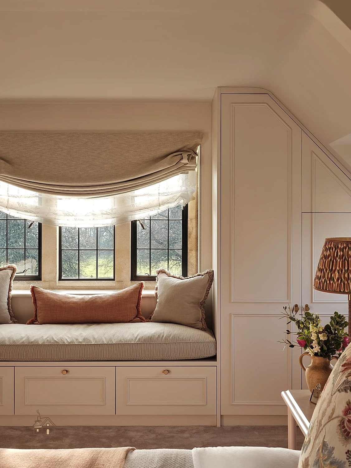 30 Dreamy Guest Bedroom Ideas to Try This Season 29 Add a Cozy Window Seat if Space Allows