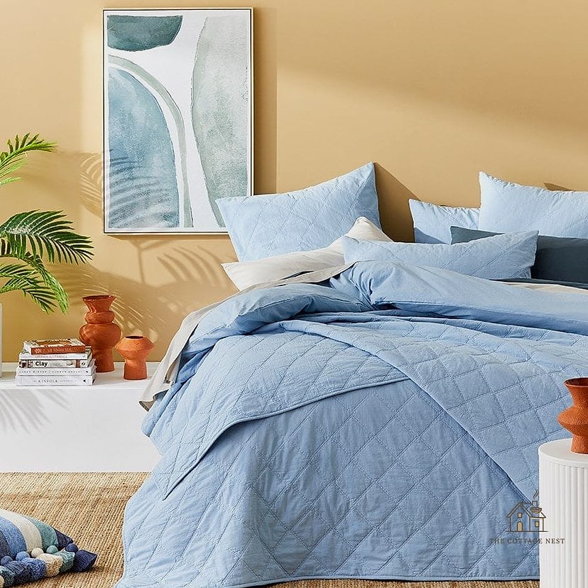 30 Cozy Blue Bedroom Decor Ideas Worth Pinning 28 Blue Quilted Coverlet
