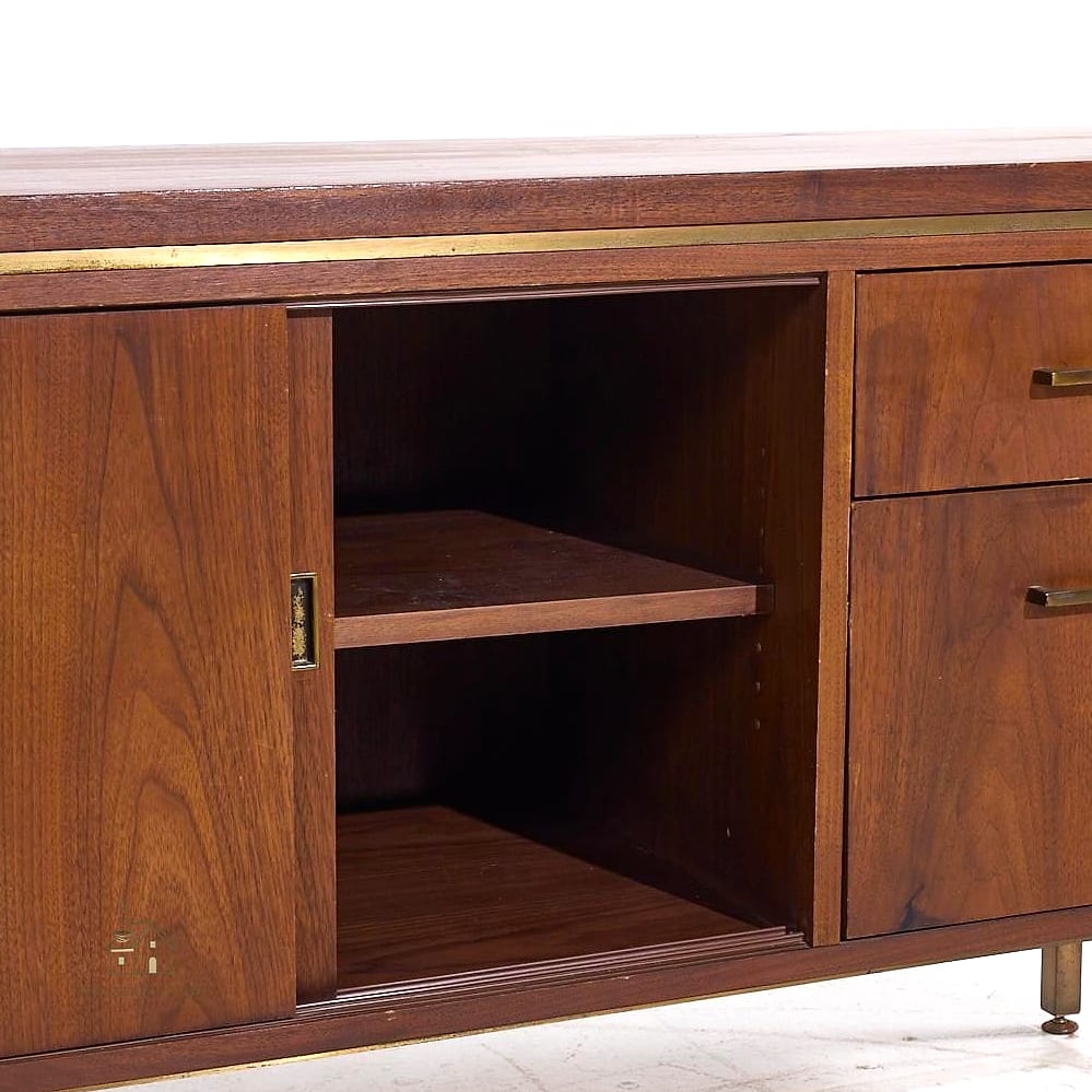 15 Brilliant Mid Century Bedroom Ideas to Copy Right Now 12 Brass and Walnut Hardware Combos