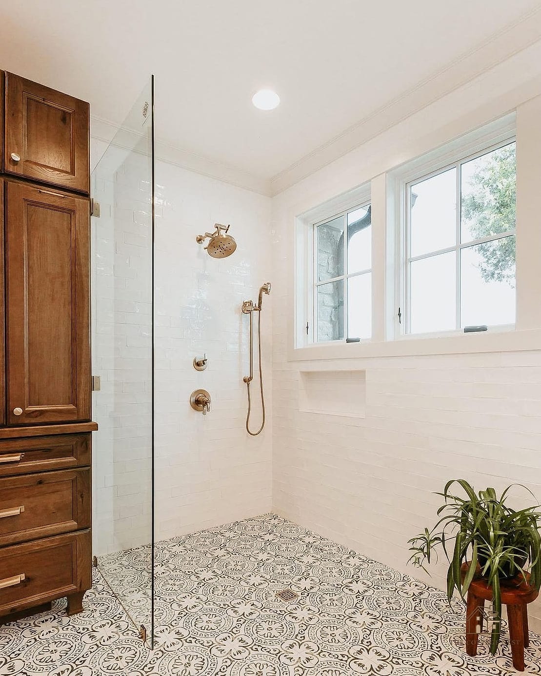 25 Brilliant Zero Entry Shower Ideas to Copy Right Now 7 Built-In Teak Bench Seat