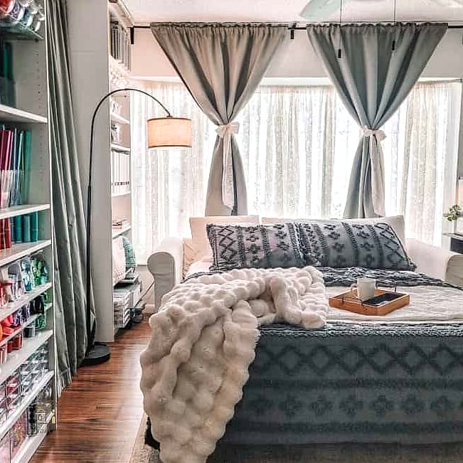 25 Creative Small Guest Bedroom Ideas That Will Inspire You 22 A Cozy Layered Bedding Setup