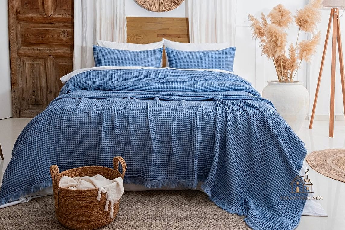 35 Gorgeous Coastal Bedroom Ideas That Are Totally Doable 17 Use Cotton or Waffle Weave Throws
