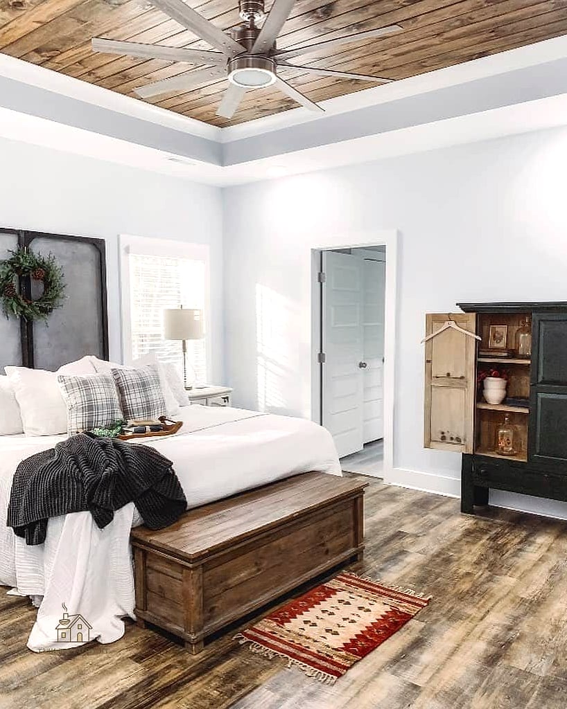 25 Creative Modern Farmhouse Bedroom Ideas That Will Inspire You 17 Wood Ceiling Fan with Black Blades