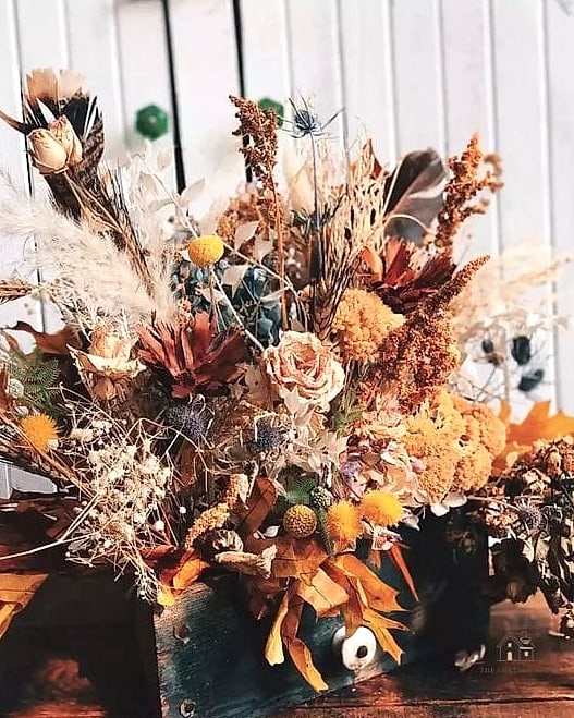 35 Creative Fall Living Room Decor That Will Inspire You 8 Add a Statement Dried Floral Arrangement