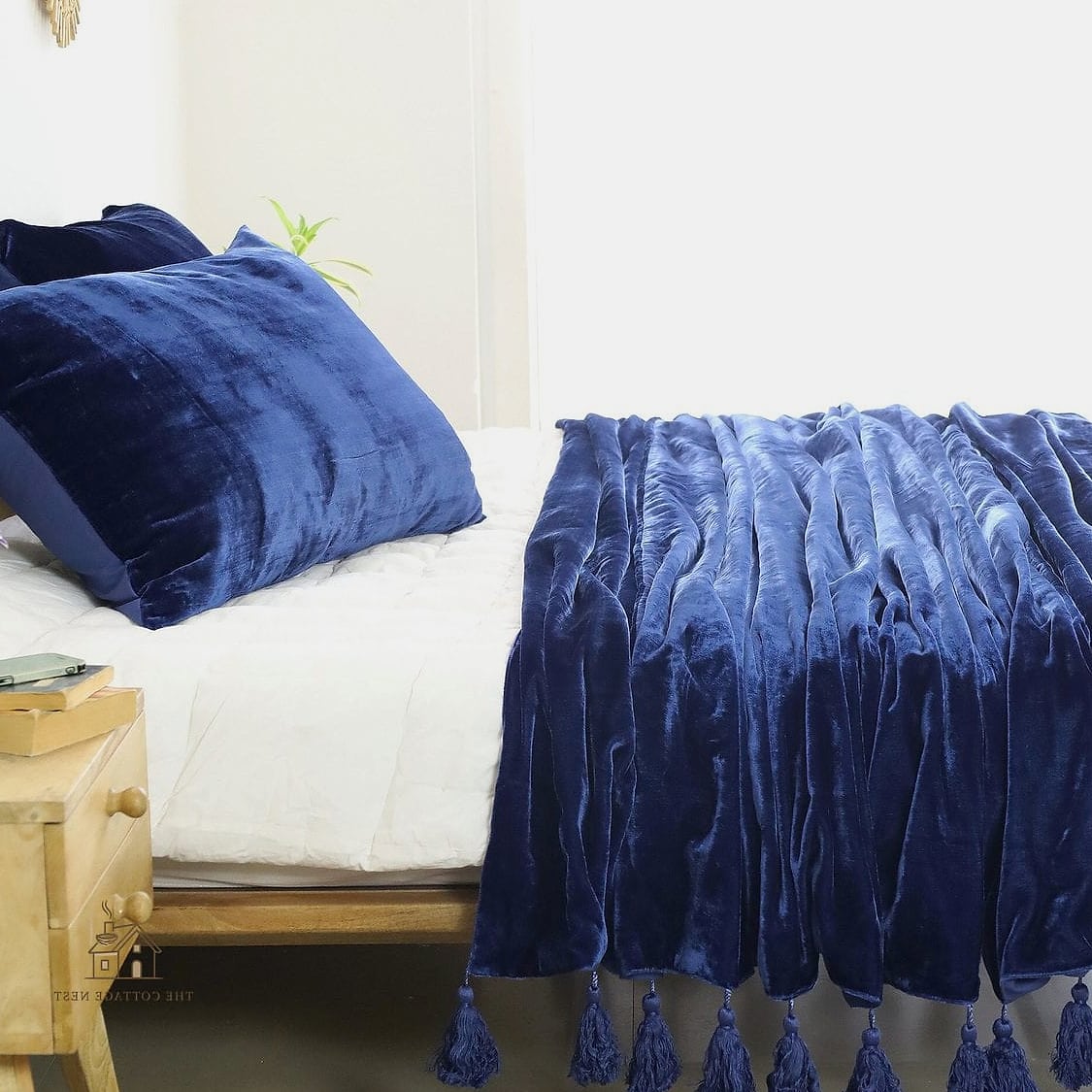20 Clever Blue Dorm Room Ideas for Every Style 6 A Blue Velvet Throw Blanket