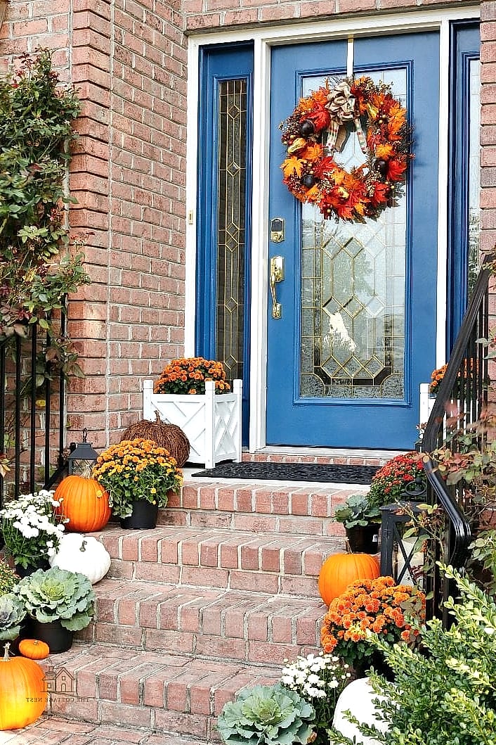 45 Gorgeous Fall Front Porch Decor Ideas That Are Totally Doable 29 A Bold Front Door Color