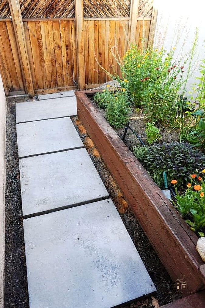 25 Simple Cheap Walkway Ideas Diy That Are Totally Doable 14 Concrete Paver Grid Path