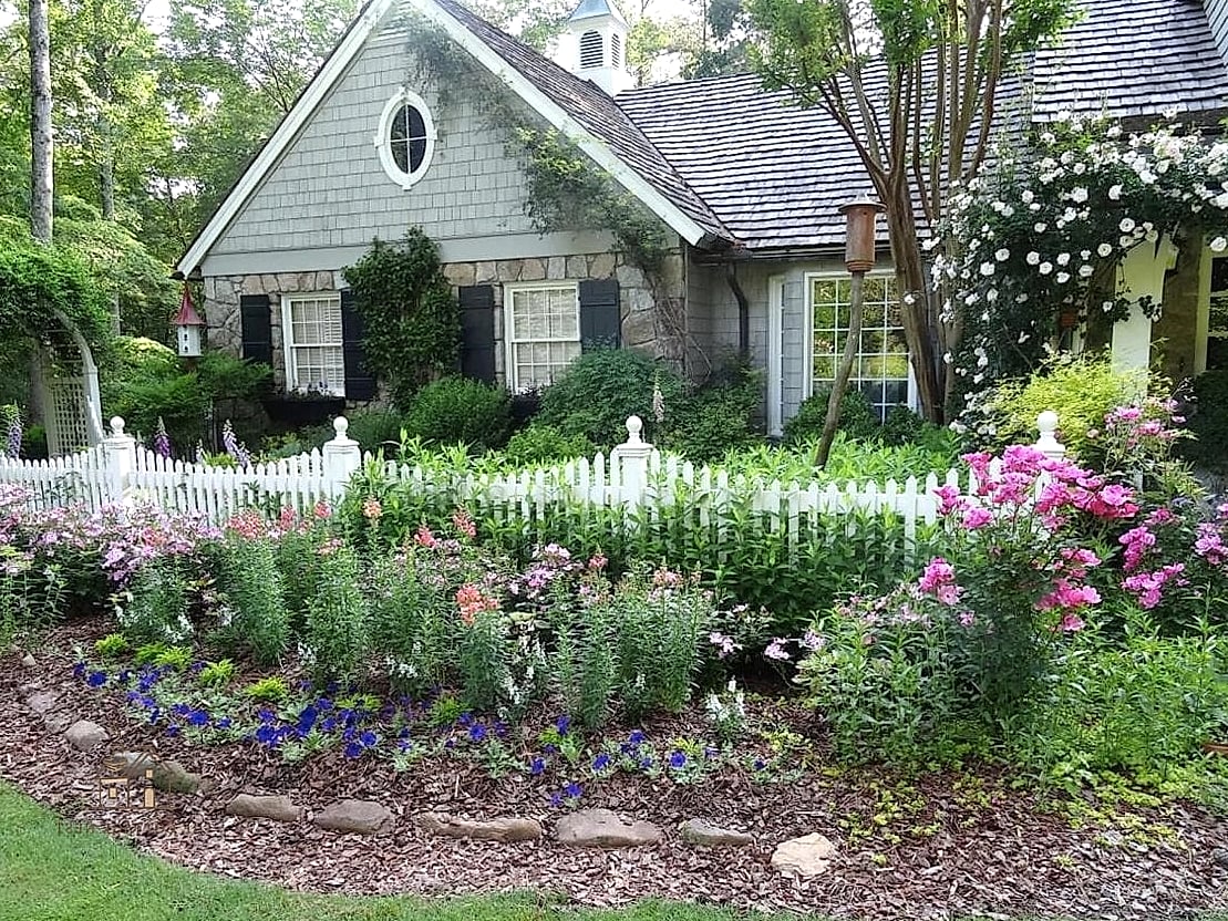 A Cottage-Style Picket Fence