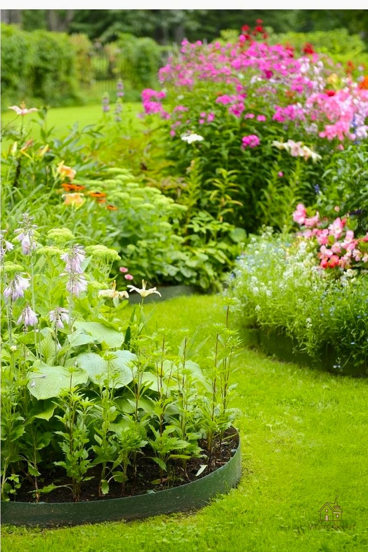 45 Gorgeous Front Yard Garden Ideas That Are Totally Doable 9 A Curved Border Instead of Straight Lines