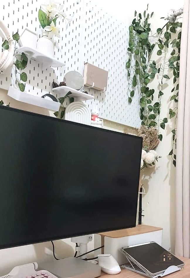 50 Amazing College Dorm Room Ideas on a Budget 31 Desk Pegboard Organizer