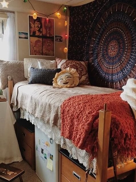 35 Brilliant Dorm Room Wall Decor to Copy Right Now 29 Layered Rug as Wall Tapestry