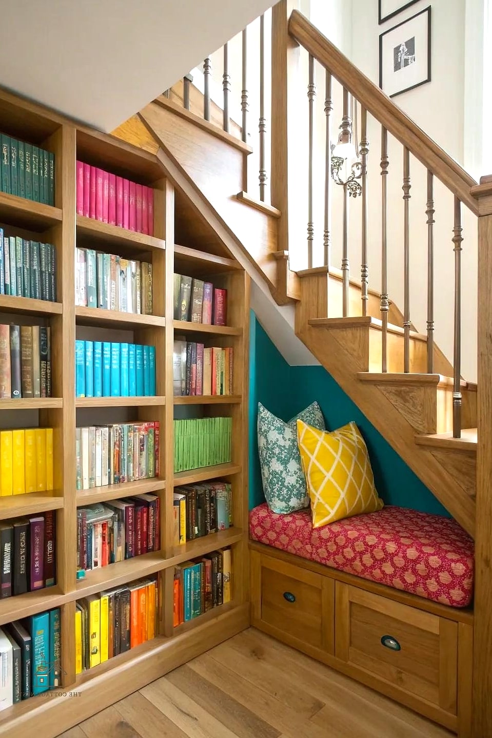 A Mini Library With a Ladder