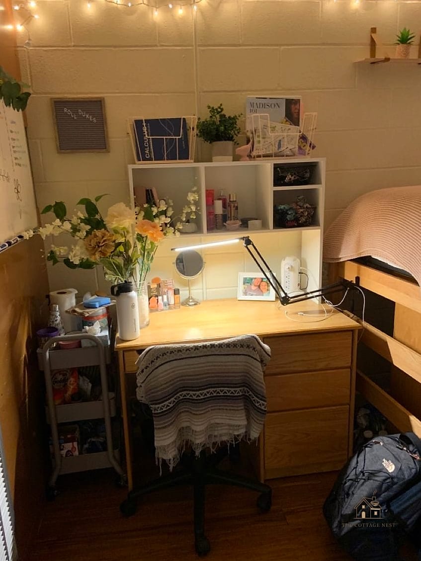 50 Amazing College Dorm Room Ideas For Guys on a Budget 36 Minimalist Desk Setup