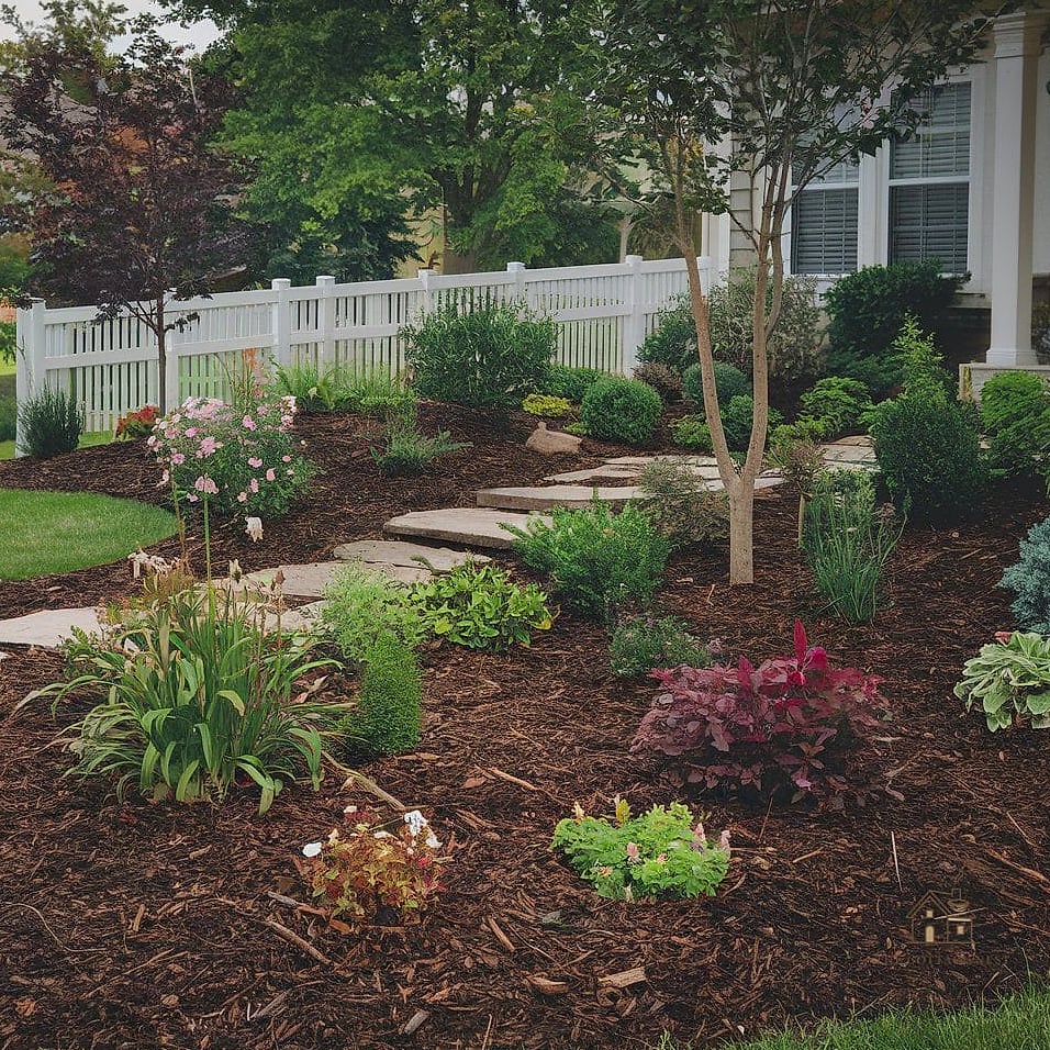 30 Amazing Front Yard Landscaping Ideas on a Budget 2 Mulch Beds with Crisp Edging
