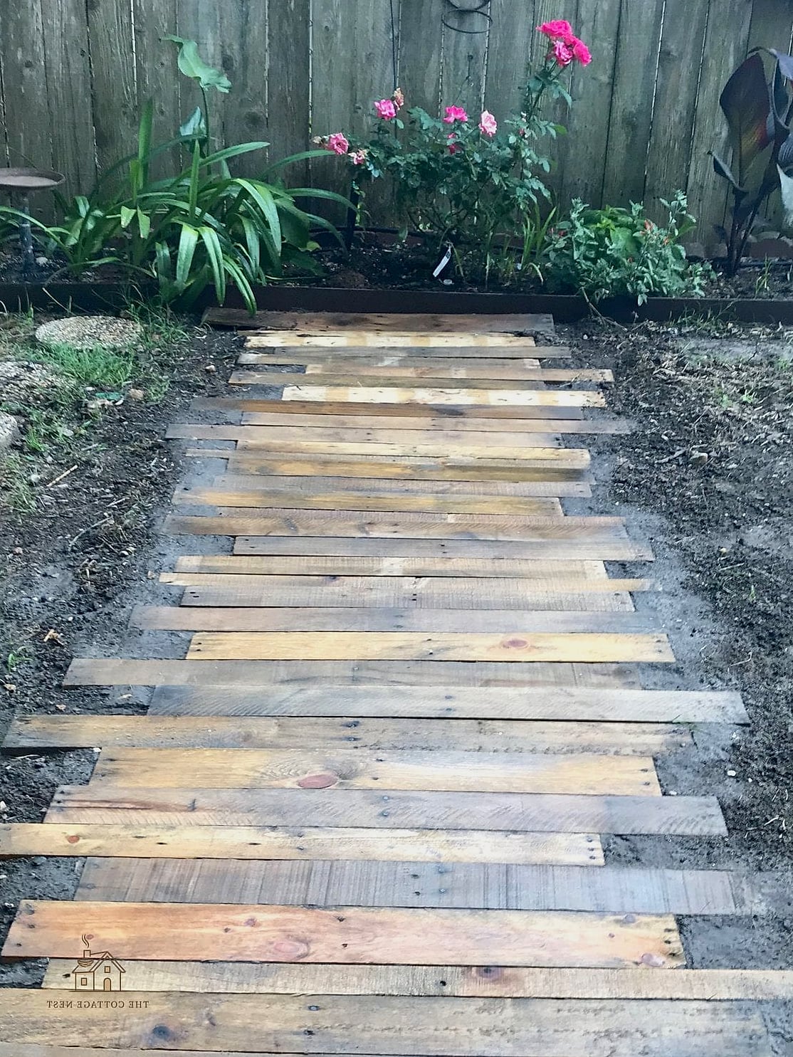 25 Simple Cheap Walkway Ideas Diy That Are Totally Doable 12 Pallet Wood Walkway