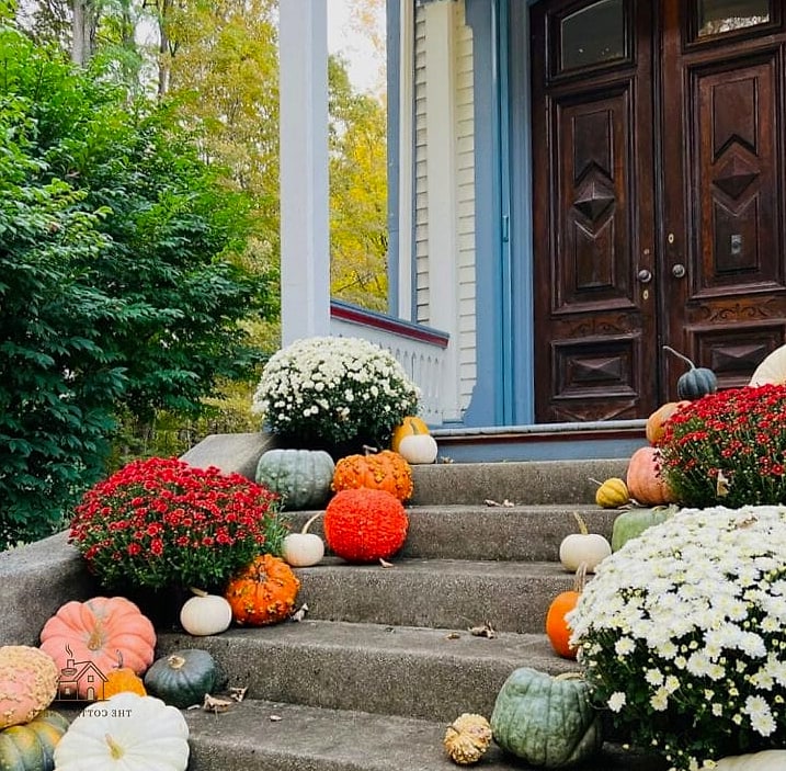 45 Gorgeous Fall Front Porch Decor Ideas That Are Totally Doable 17 A Rotating Pumpkin Topiary