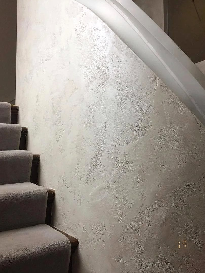 50 Clever Stairs Wall Decor Ideas for Every Style 44 Textured Plaster or Venetian Wall Finish